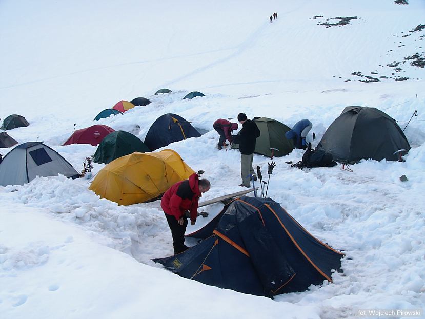 okopywanie namiotów ponad schroniskiem