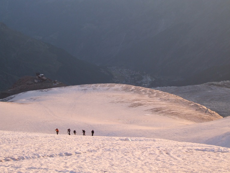dłuuugie podejście lodowcem, trzeba uważać na szczeliny