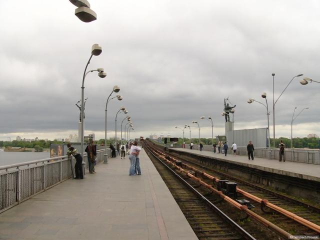 Tym mostem metro przejeżdza do drugiej części miasta