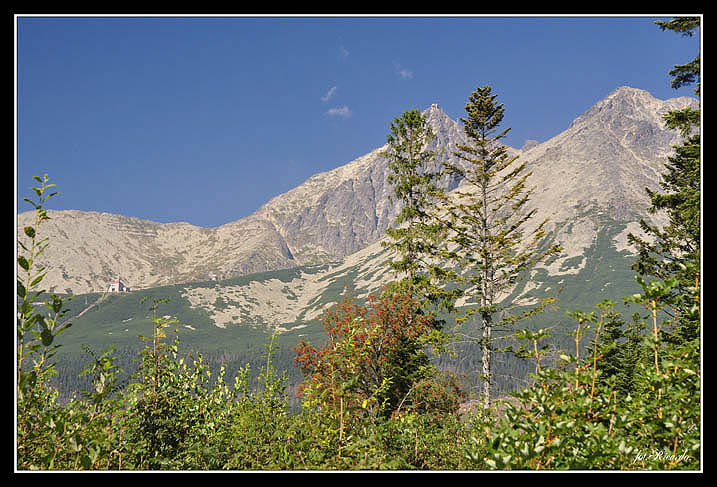 Łomnica 2634 m.n.p.m.z chrakterystyczną stacją kolejki na szczycie,a z prawej Kieżmarski Szczyt