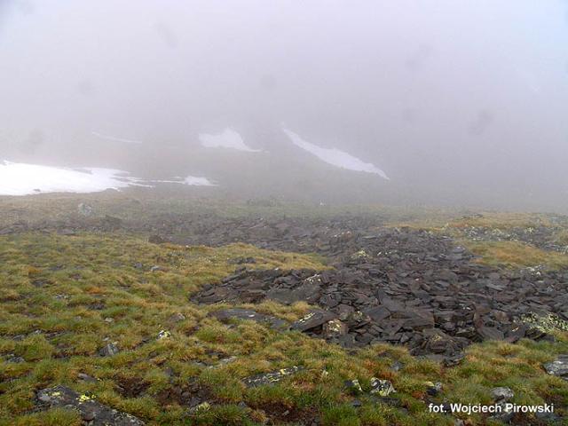 widocznosc slaba i usypujace sie drobne kamyczki przy zejsciu z przeleczy